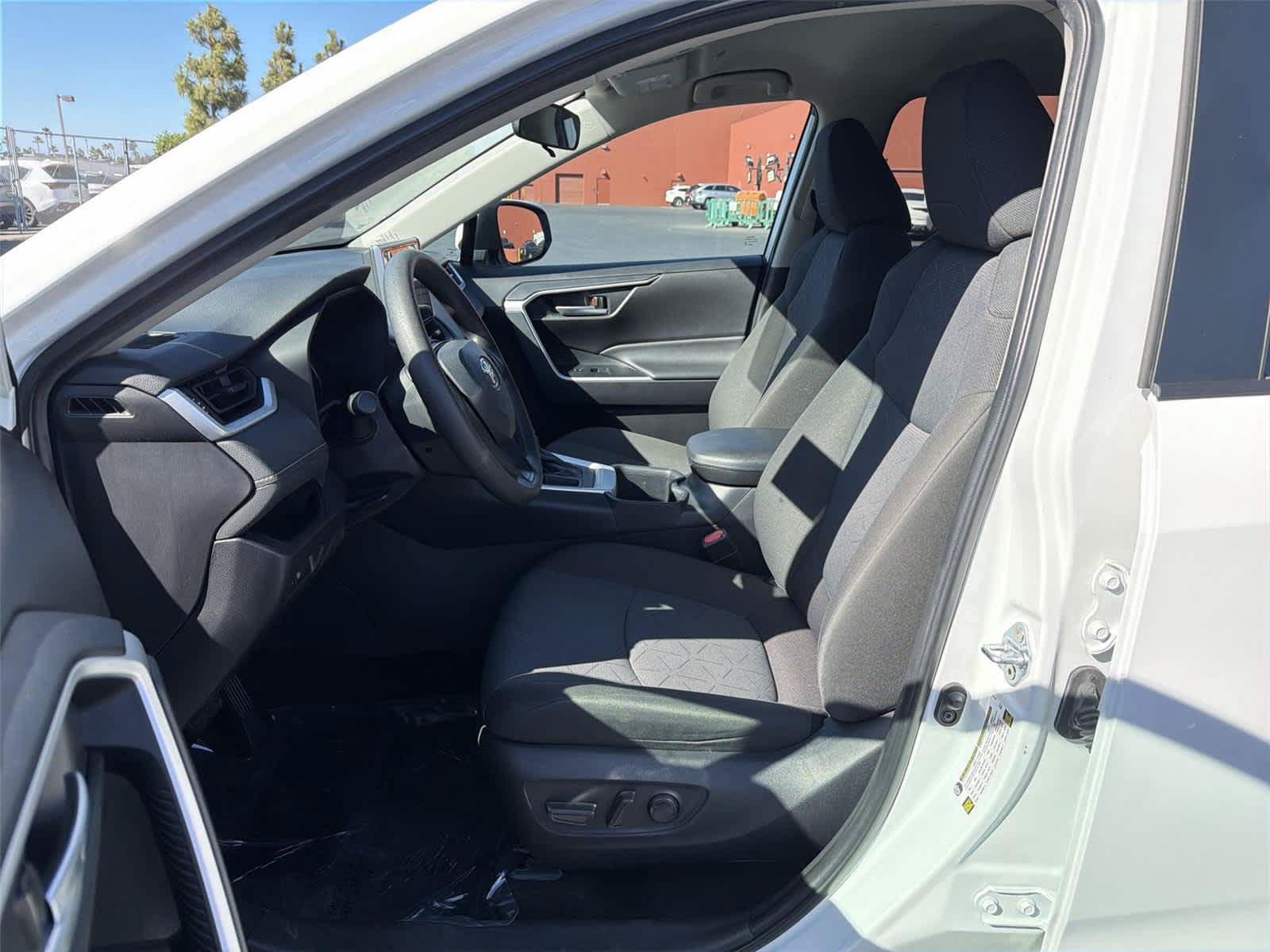 Used 2025 Toyota RAV4 XLE FWD image 12
