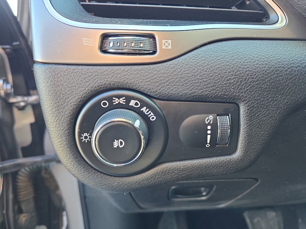 Used 2019 Jeep Cherokee Latitude w/ Cold Weather Group image 13