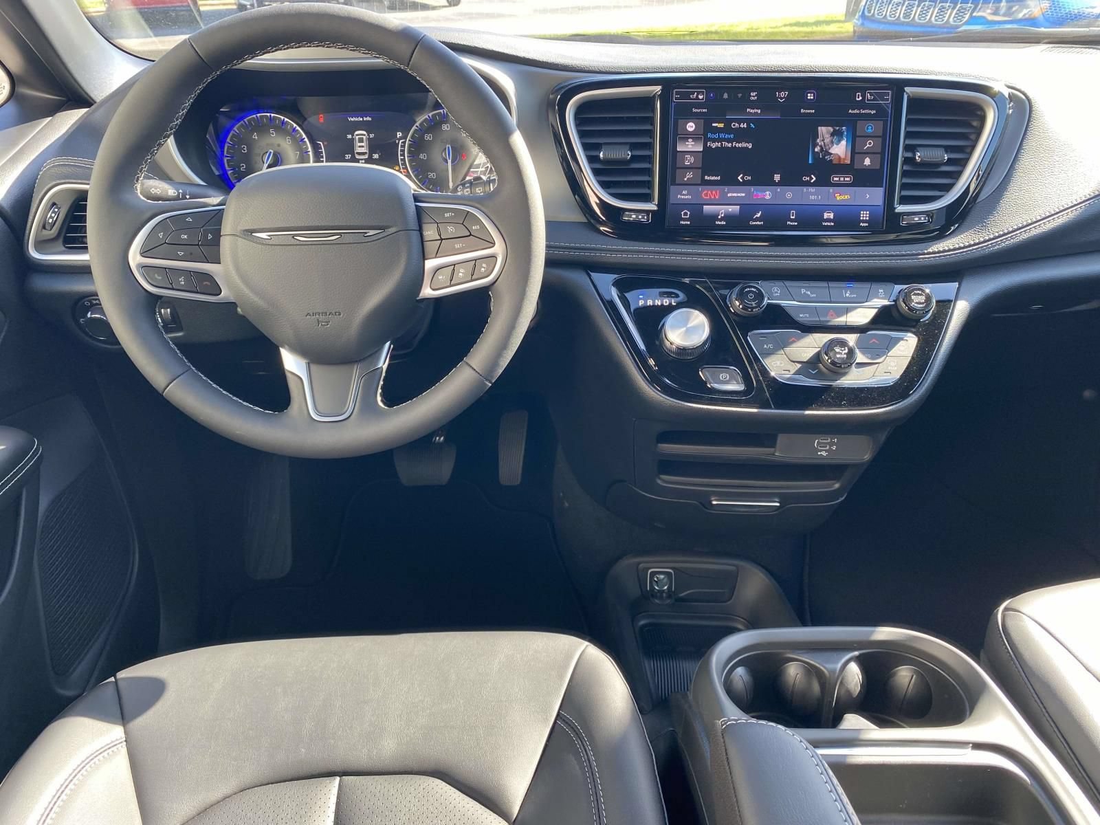 New 2027 Chrysler Pacifica Select FWD image 10
