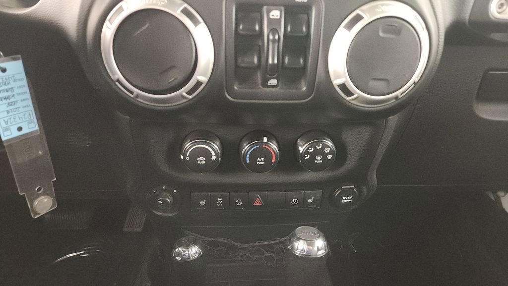 Used 2016 Jeep Wrangler Unlimited Rubicon w/ Connectivity Group AWD/4WD image 15