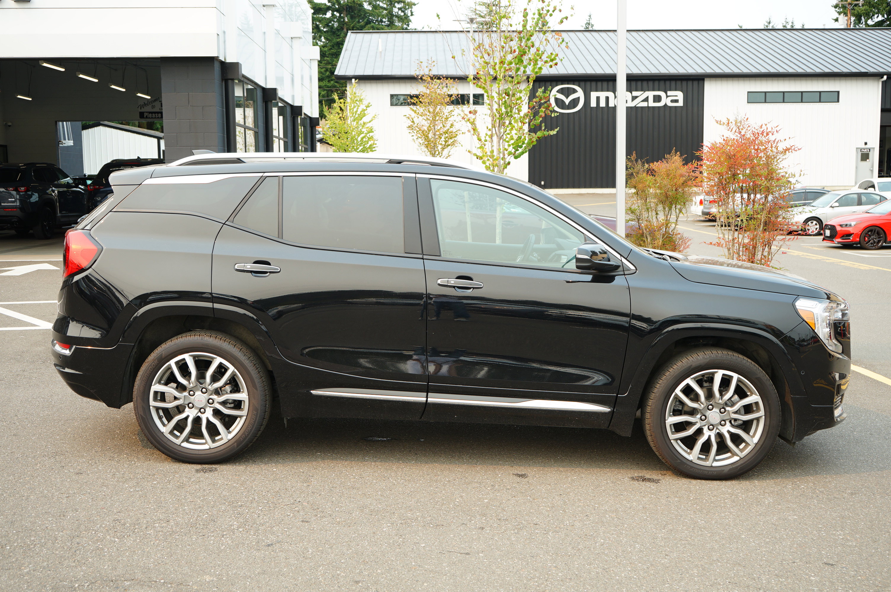 Used 2024 GMC Terrain Denali image 2