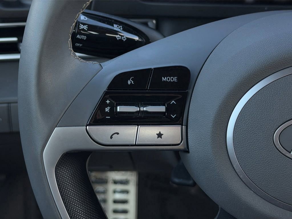 Used 2025 Hyundai Elantra Sport image 17