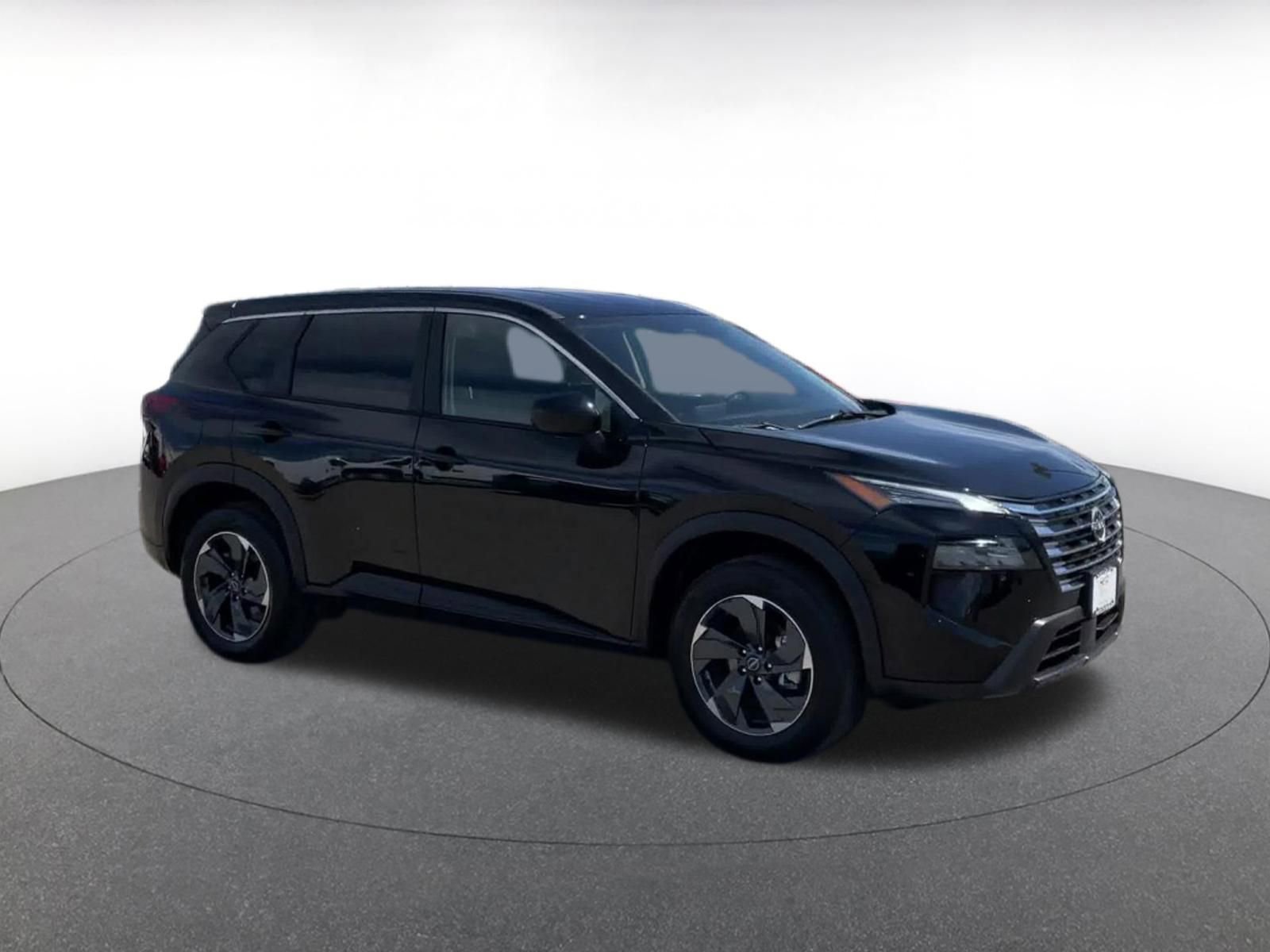 Used 2025 Nissan Rogue SV image 2