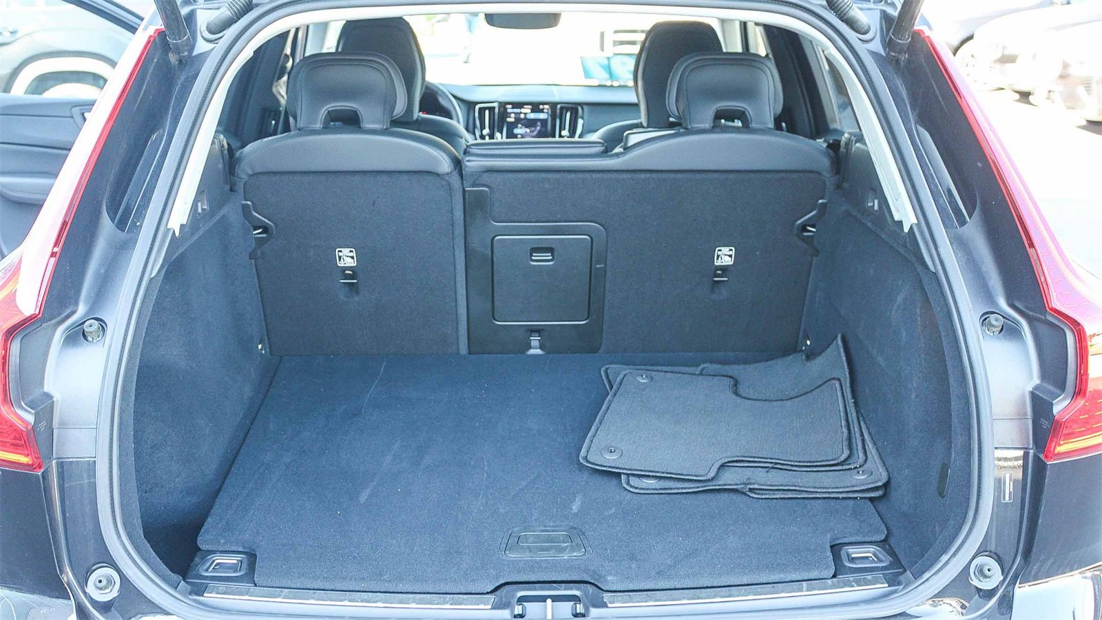 Used 2025 Volvo XC60 B5 Plus image 27