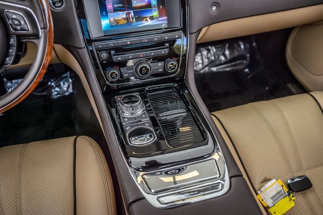 Used 2016 Jaguar XJ R-Sport RWD image 44