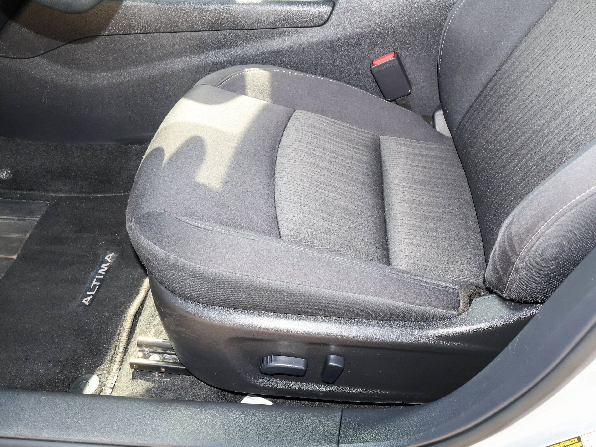Used 2025 Nissan Altima 2.5 SV FWD image 11
