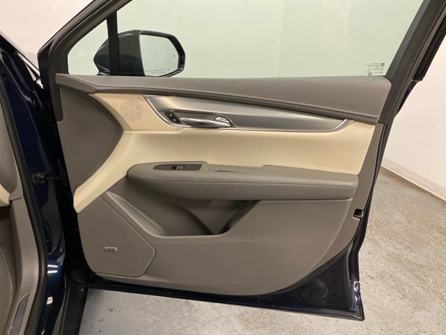 Used 2017 Cadillac XT5 Luxury w/ Driver Awareness Package AWD/4WD image 24