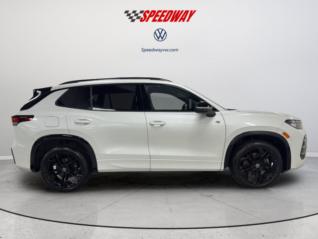 Certified 2025 Volkswagen Tiguan SE R-Line AWD/4WD image 4