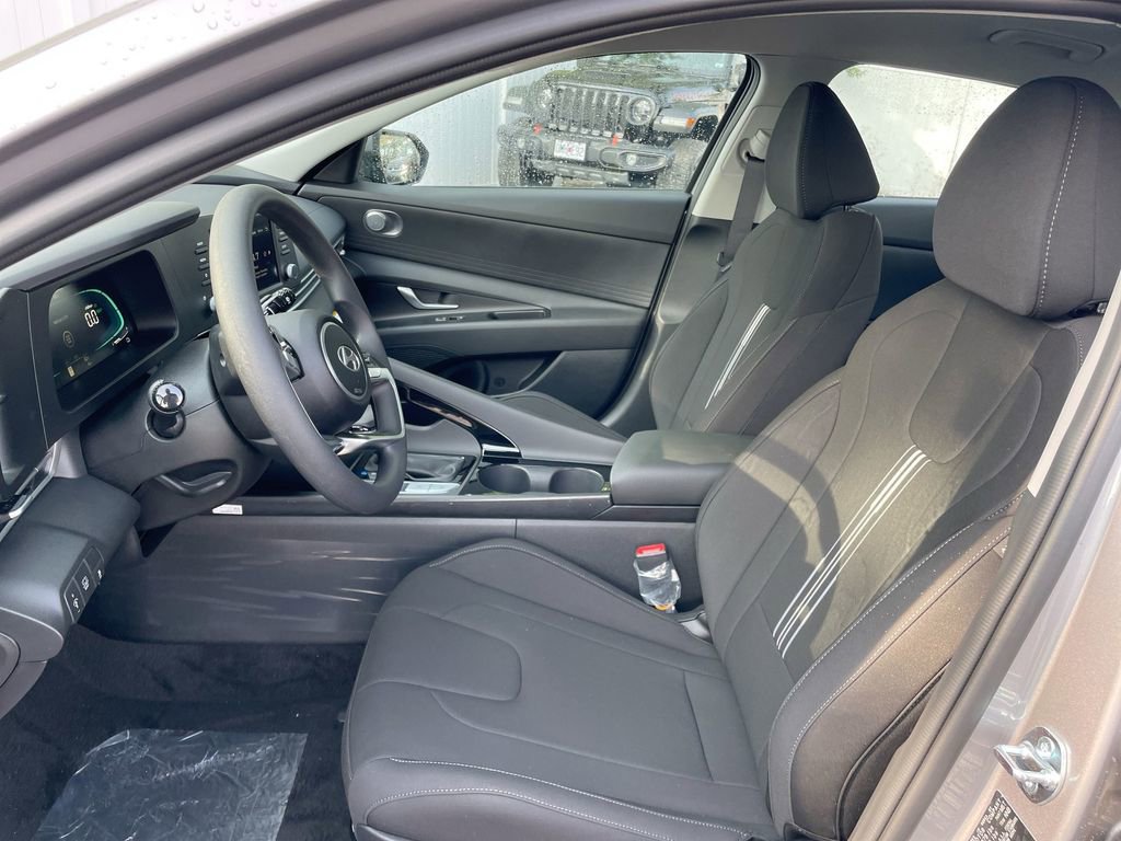 Used 2025 Hyundai Elantra Blue image 37