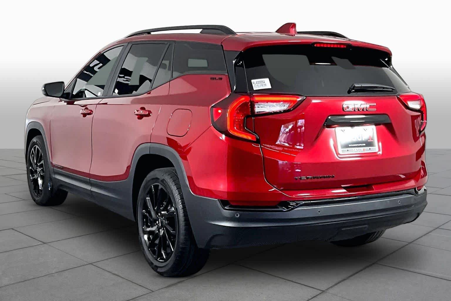 Used 2024 GMC Terrain SLE w/ Driver Convenience Package FWD image 12