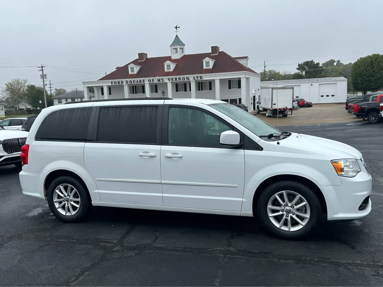 Used 2014 Dodge Grand Caravan SXT w/ UConnect Hands-Free Group image 4