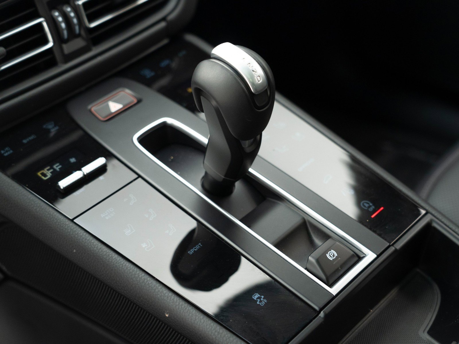 Certified 2025 Porsche Macan AWD/4WD image 26