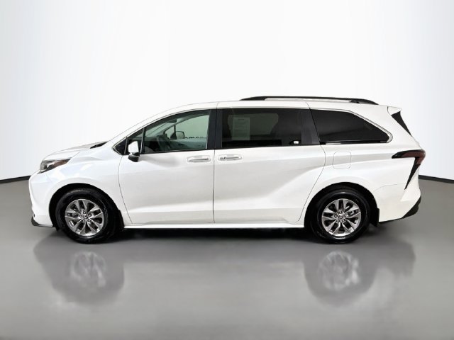 Used 2025 Toyota Sienna XLE FWD image 4