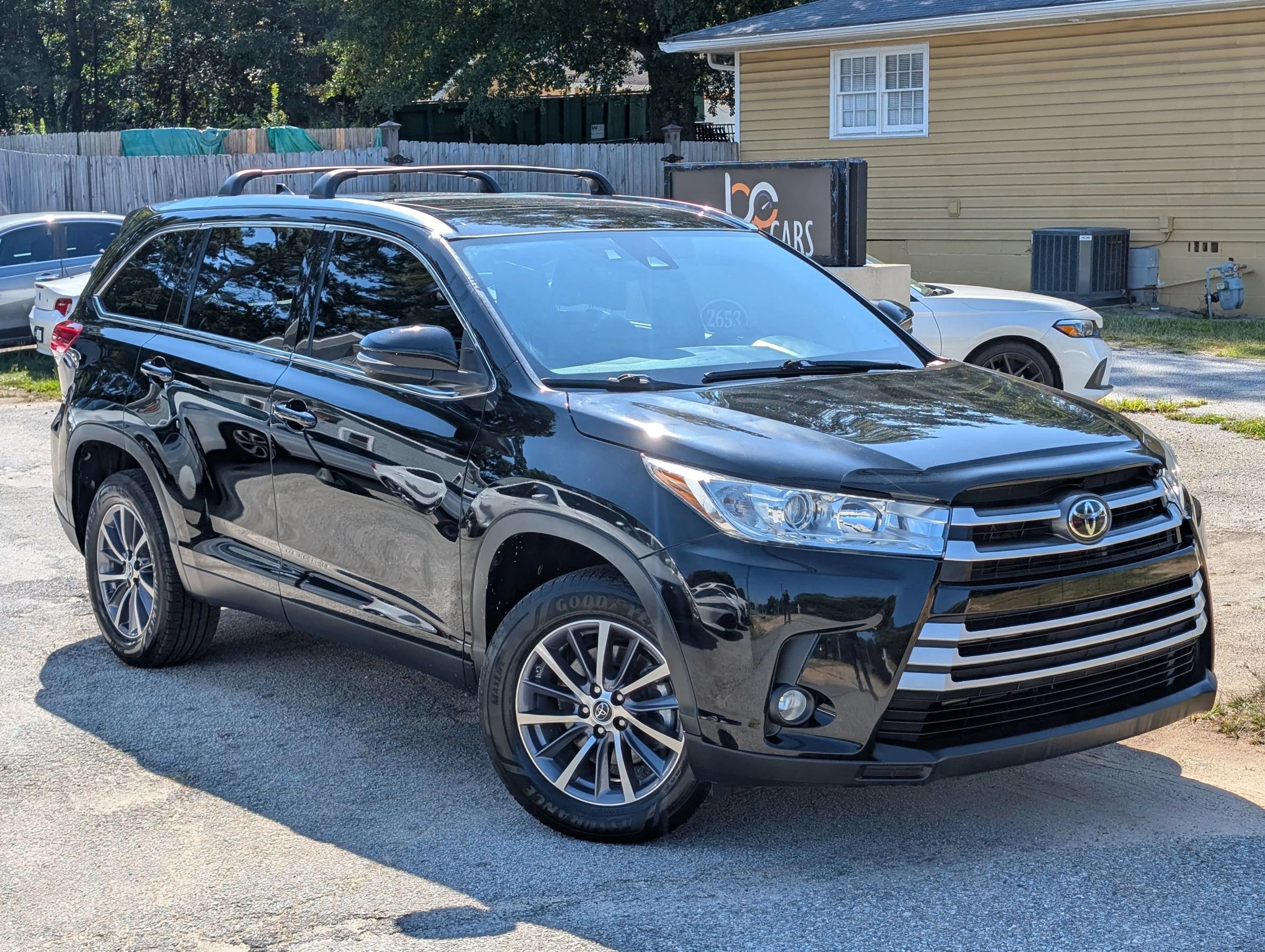 Used 2019 Toyota Highlander XLE FWD image 1