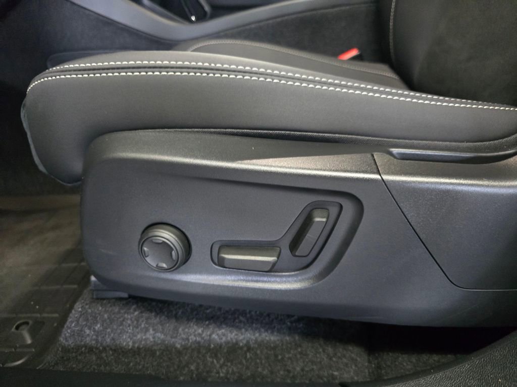 Certified 2023 Volvo C40 P8 Recharge Ultimate w/ Protection Package Premier AWD/4WD image 24
