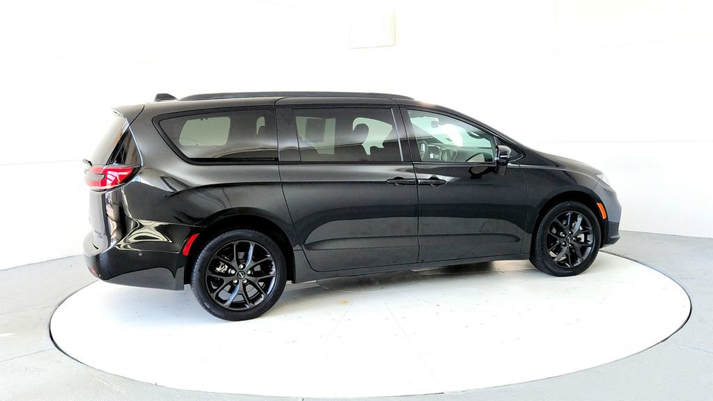 Used 2023 Chrysler Pacifica Limited w/ Uconnect Theater Family Group AWD/4WD image 6
