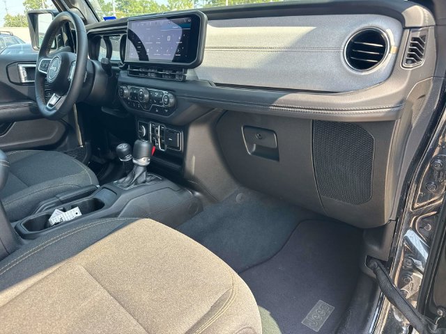Used 2025 Jeep Wrangler Unlimited Sahara AWD/4WD image 18