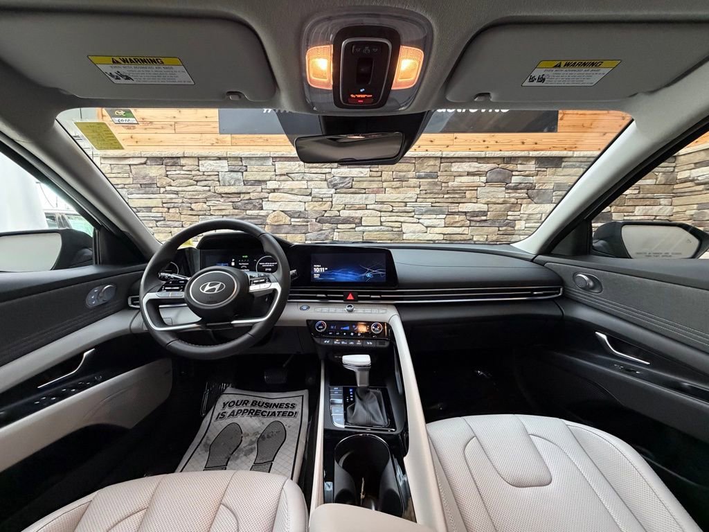 Certified 2025 Hyundai Elantra Limited image 16