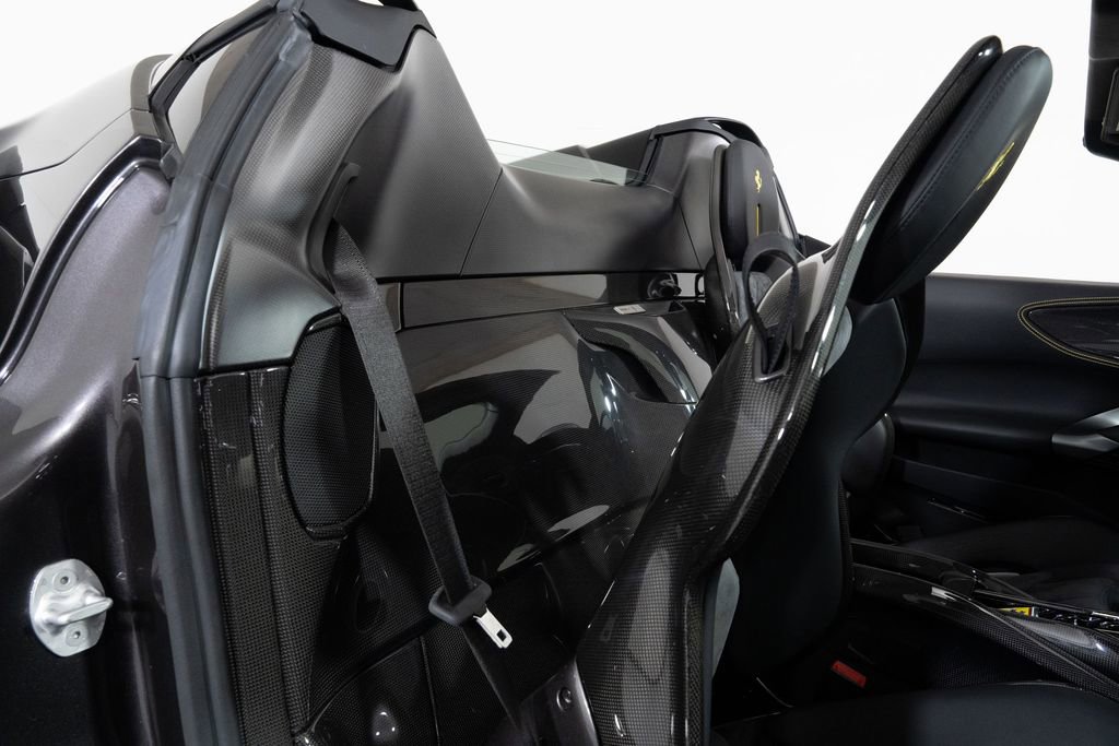 Used 2022 Ferrari SF90 Spider image 44