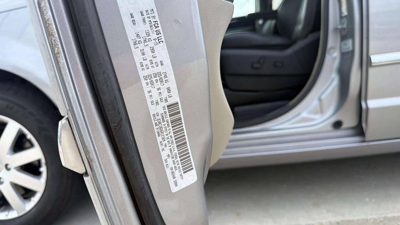 Used 2016 Chrysler Town & Country Touring w/ Driver Convenience Group FWD image 25