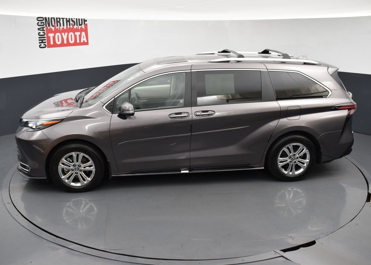 Used 2024 Toyota Sienna Platinum AWD/4WD image 31