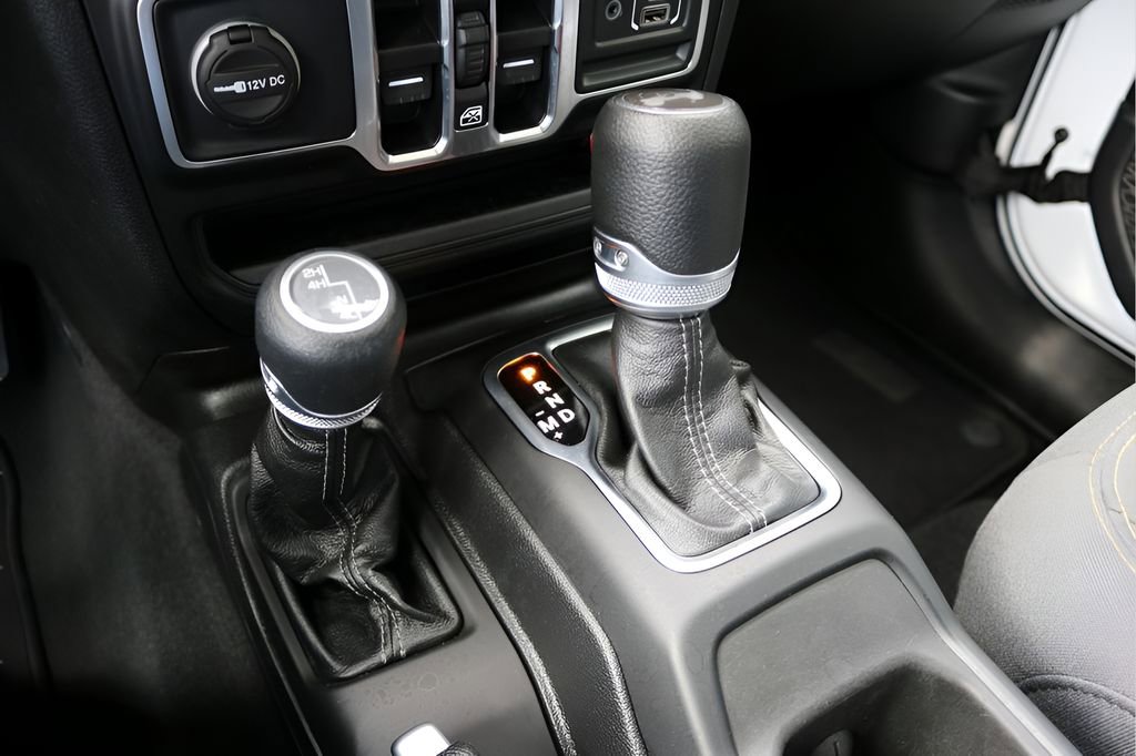 Used 2025 Jeep Wrangler Unlimited Sahara AWD/4WD image 26