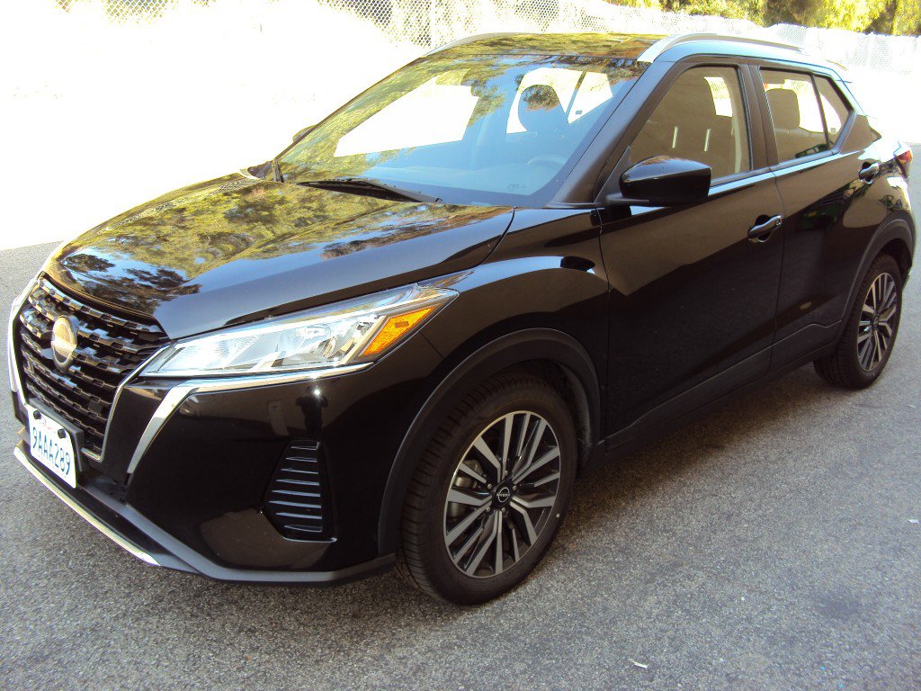 Used 2022 Nissan Kicks SV image 2