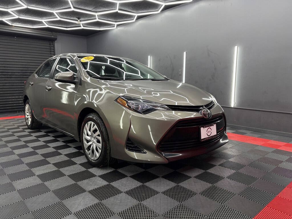 Used 2017 Toyota Corolla LE FWD image 3
