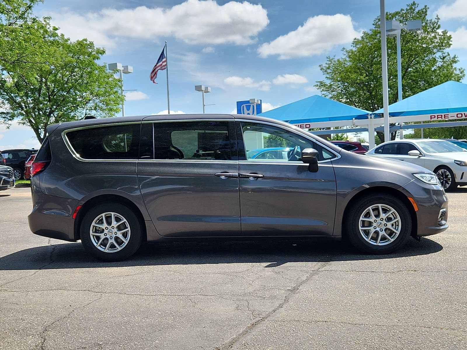 Used 2023 Chrysler Pacifica Touring-L FWD image 6