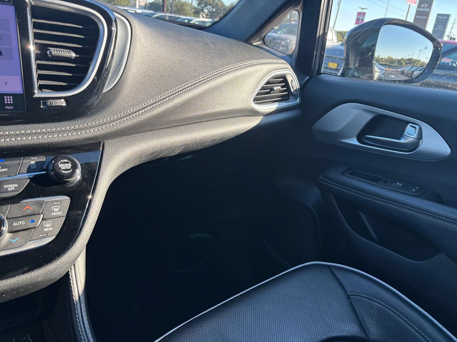 Used 2025 Chrysler Pacifica Limited FWD image 39