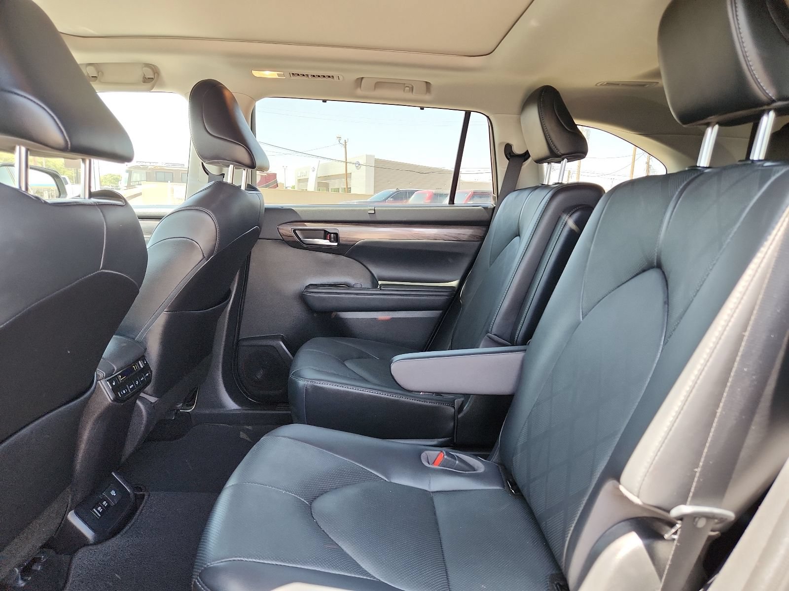 Used 2021 Toyota Highlander Platinum FWD image 8
