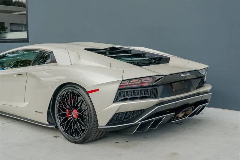 Used 2017 Lamborghini Aventador S image 30