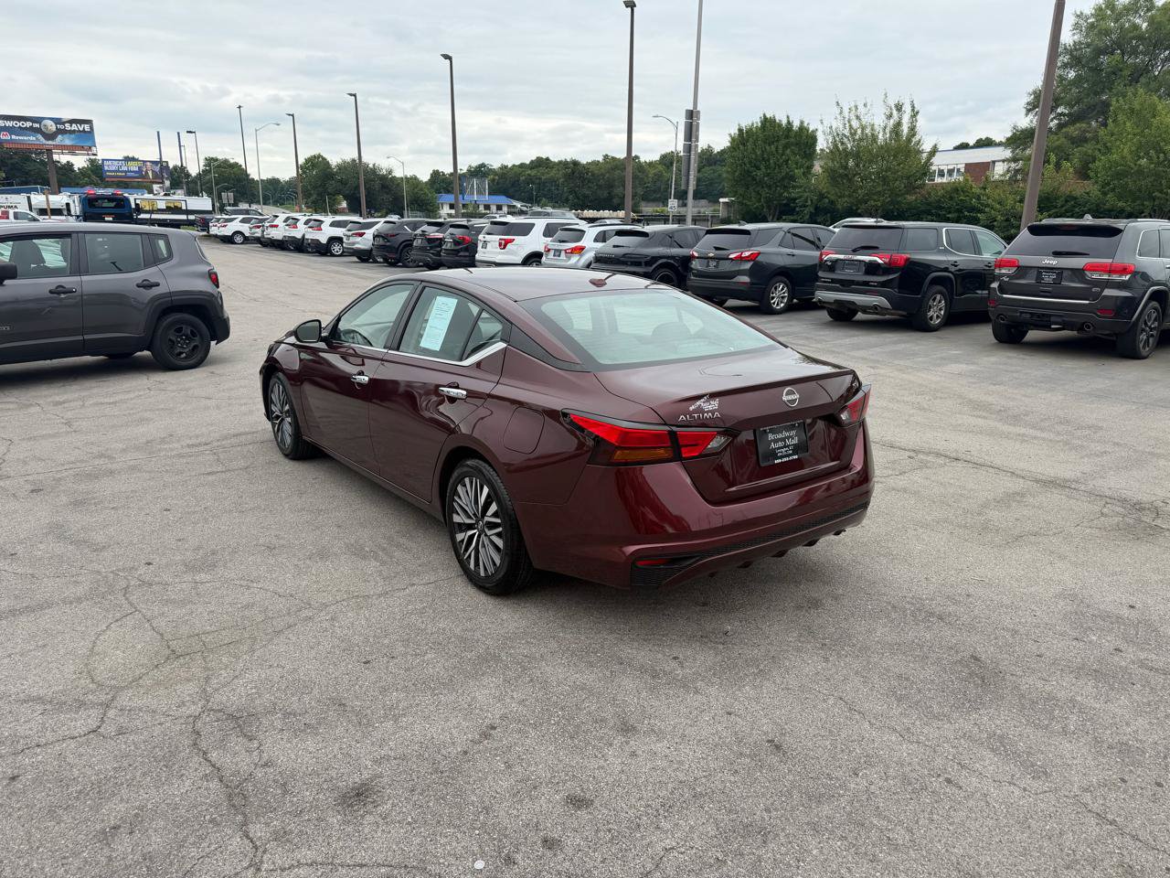 Used 2024 Nissan Altima 2.5 SV FWD image 5