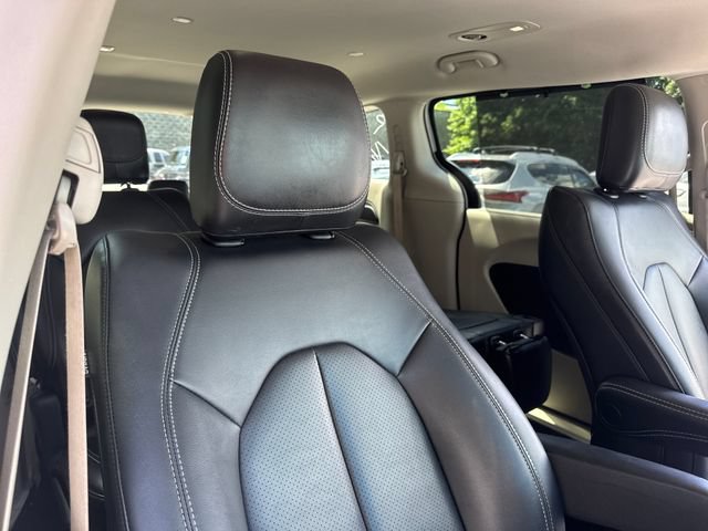 Used 2024 Chrysler Pacifica Touring-L FWD image 25