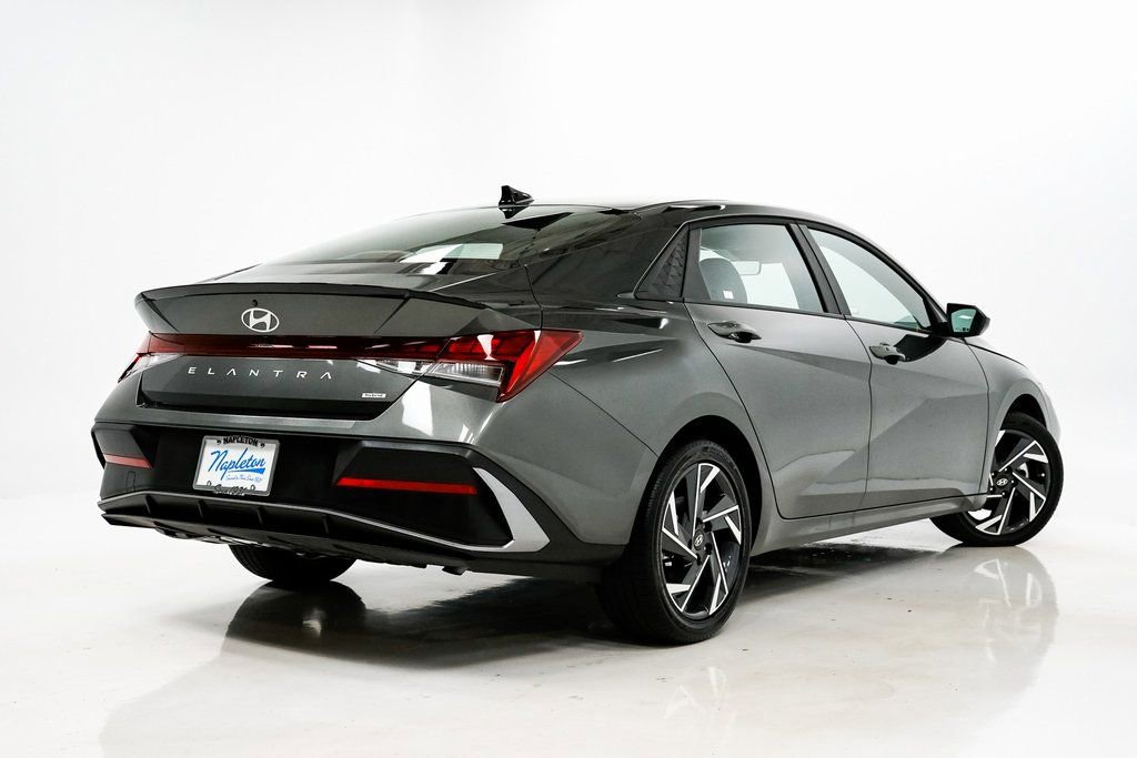 Used 2025 Hyundai Elantra SEL image 30