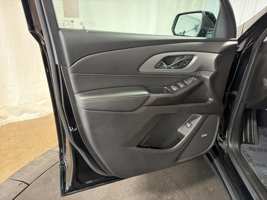 Certified 2021 Chevrolet Traverse LT w/ LT Premium Package AWD/4WD image 4