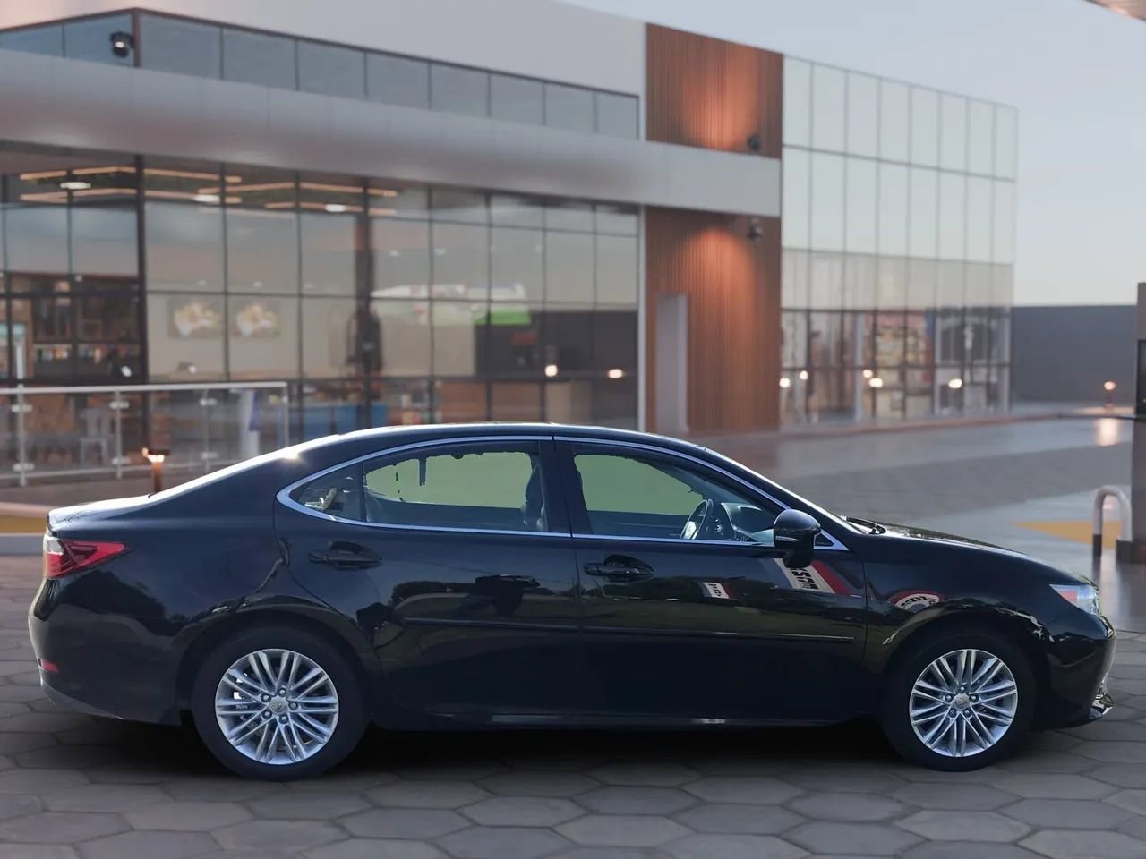Used 2013 Lexus ES 350 w/ Luxury Pkg FWD image 4