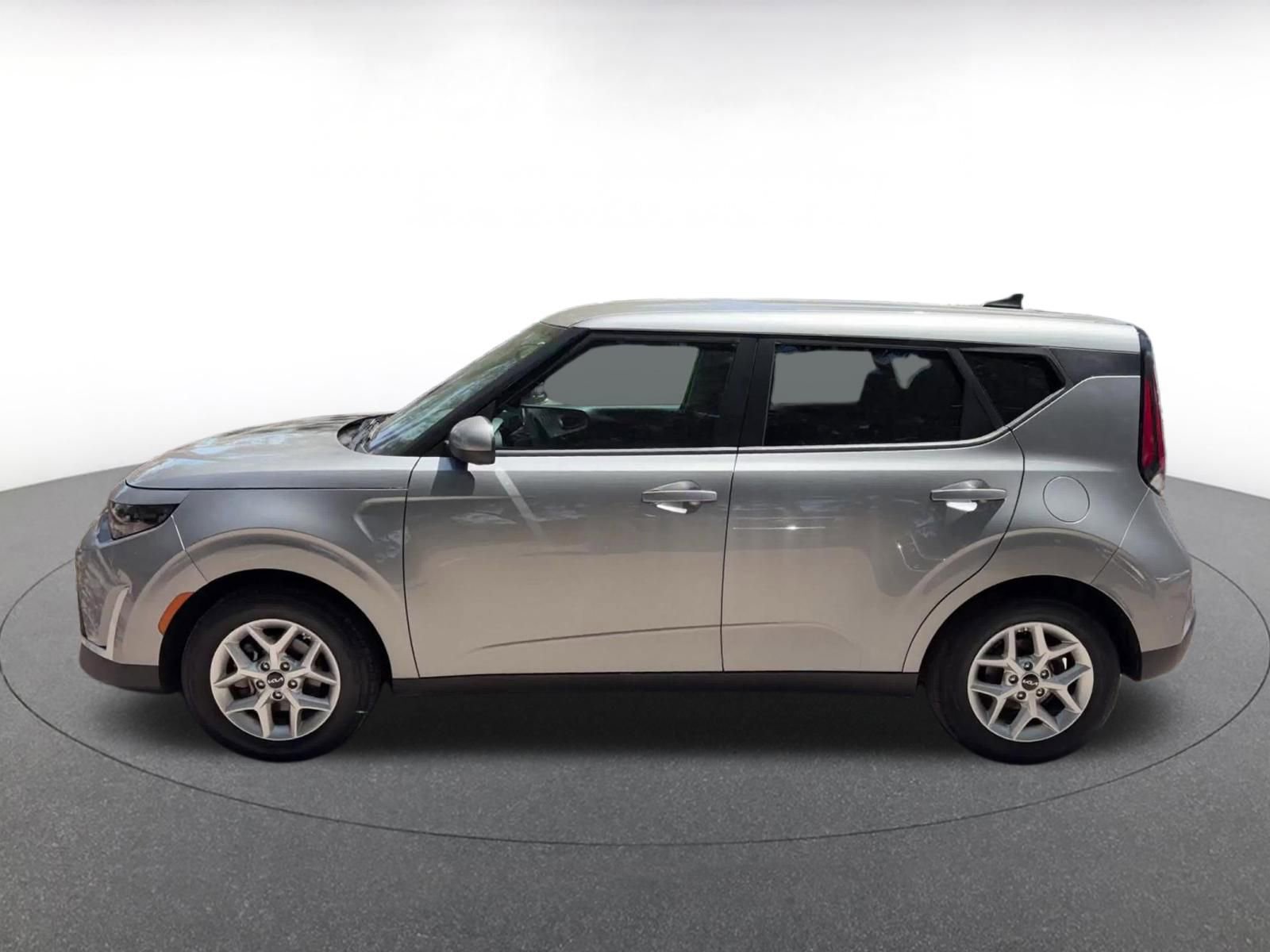 Used 2025 Kia Soul LX w/ LX Technology Package FWD image 9
