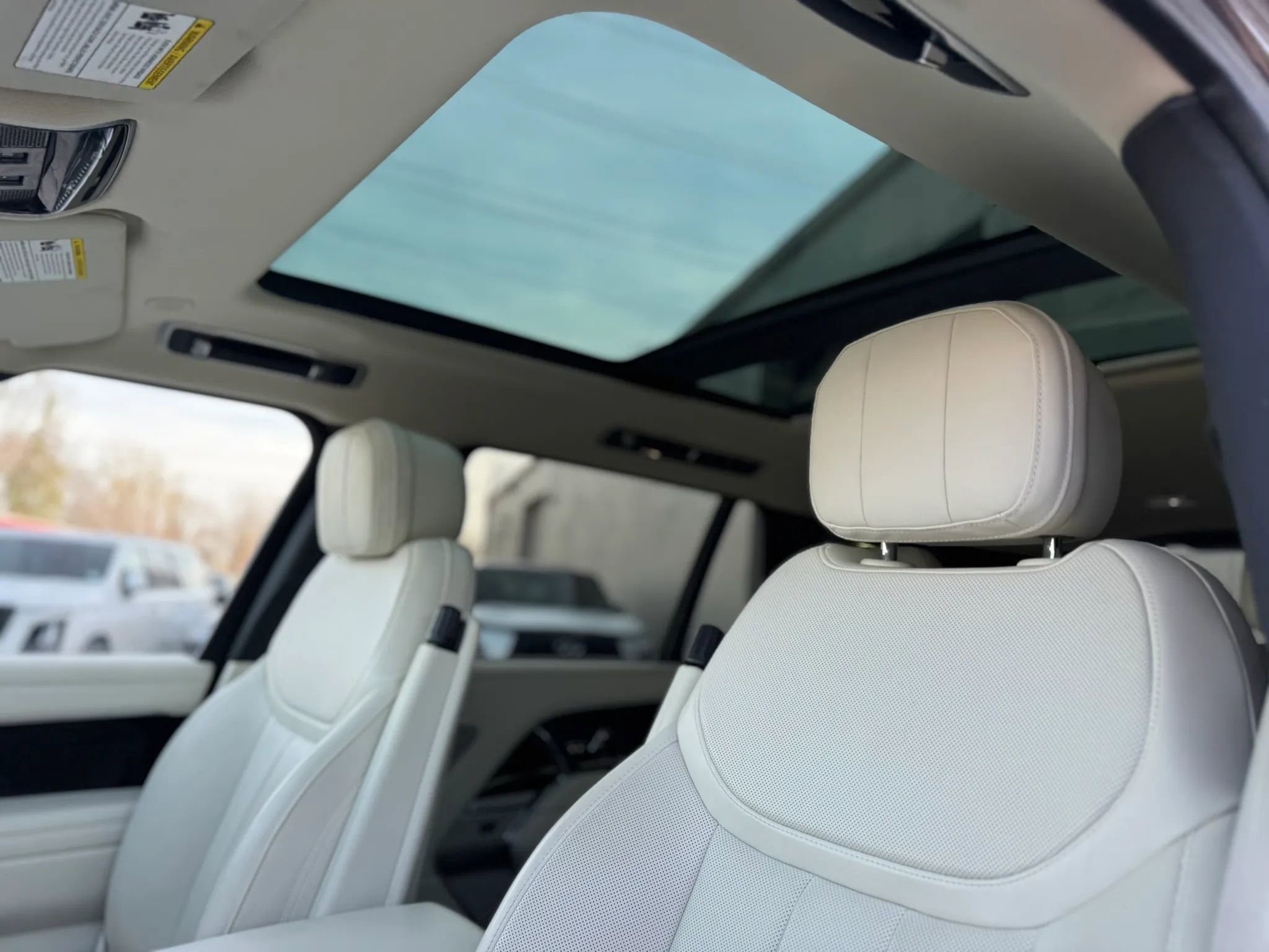 Used 2025 Land Rover Range Rover Long Wheelbase SE image 16