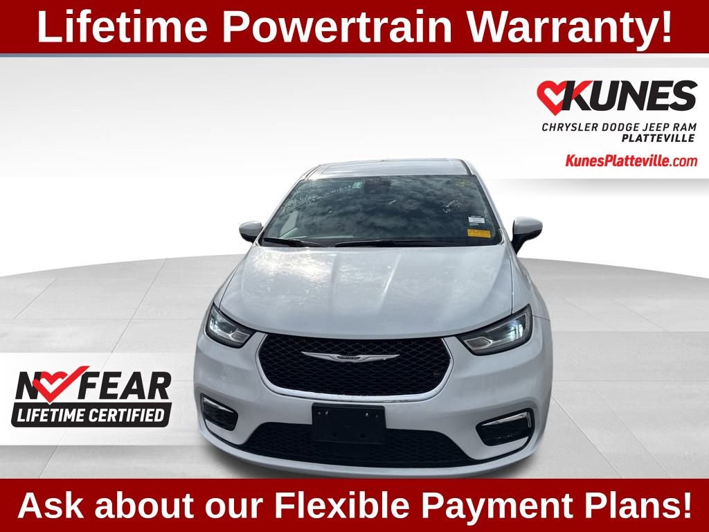 Used 2023 Chrysler Pacifica Touring-L image 4