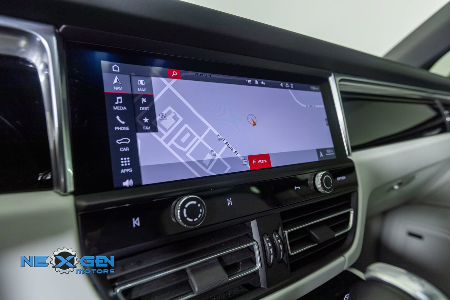 Used 2024 Porsche Macan AWD/4WD image 21