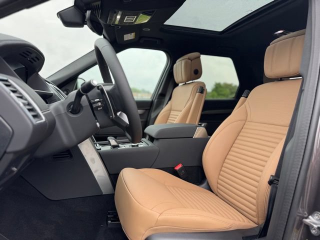 Used 2025 Land Rover Discovery Dynamic SE AWD/4WD image 14