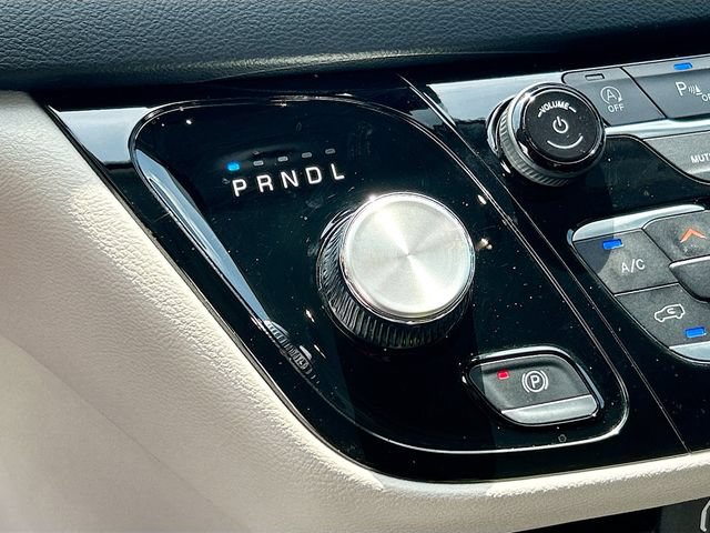 Used 2023 Chrysler Pacifica Touring-L FWD image 13