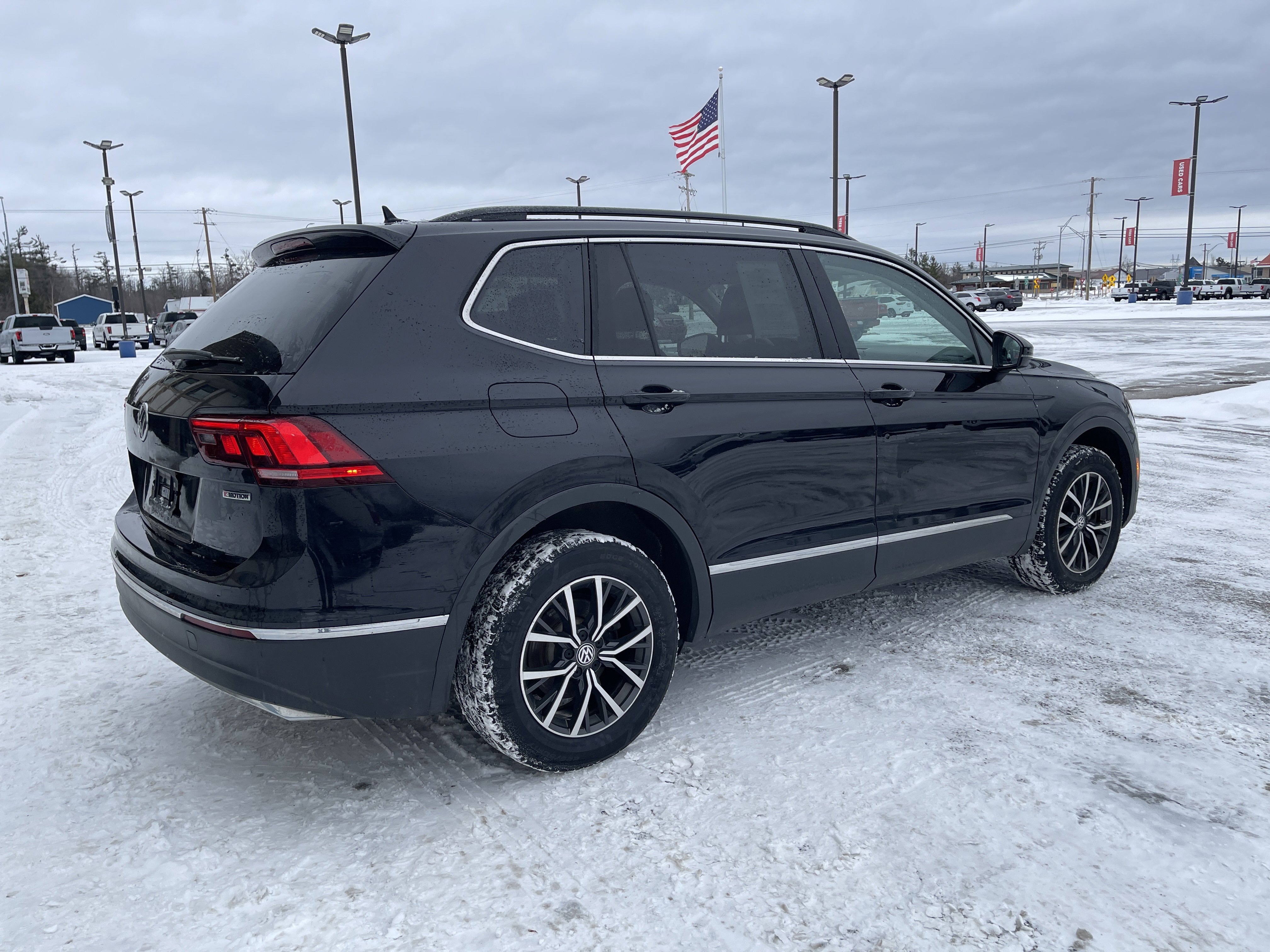 Used 2020 Volkswagen Tiguan SE w/ Panoramic Sunroof Package image 3