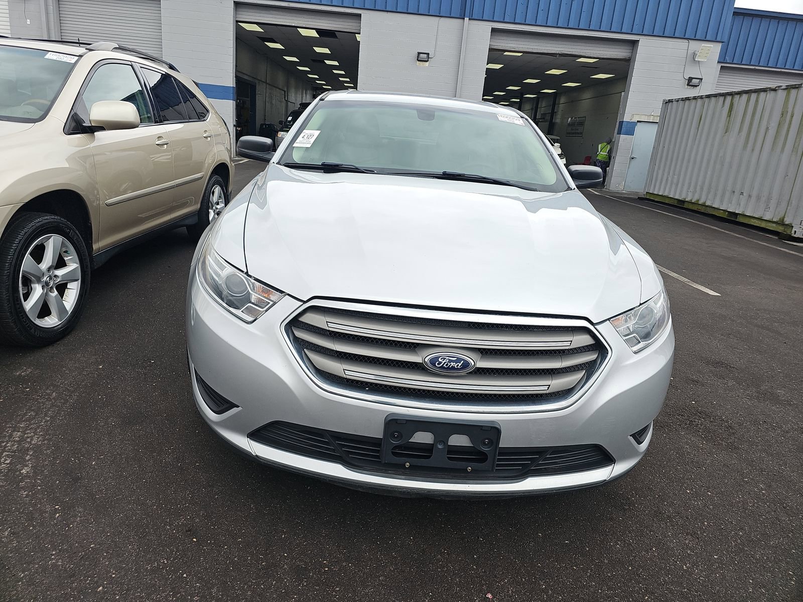 Used 2018 Ford Taurus SE image 4