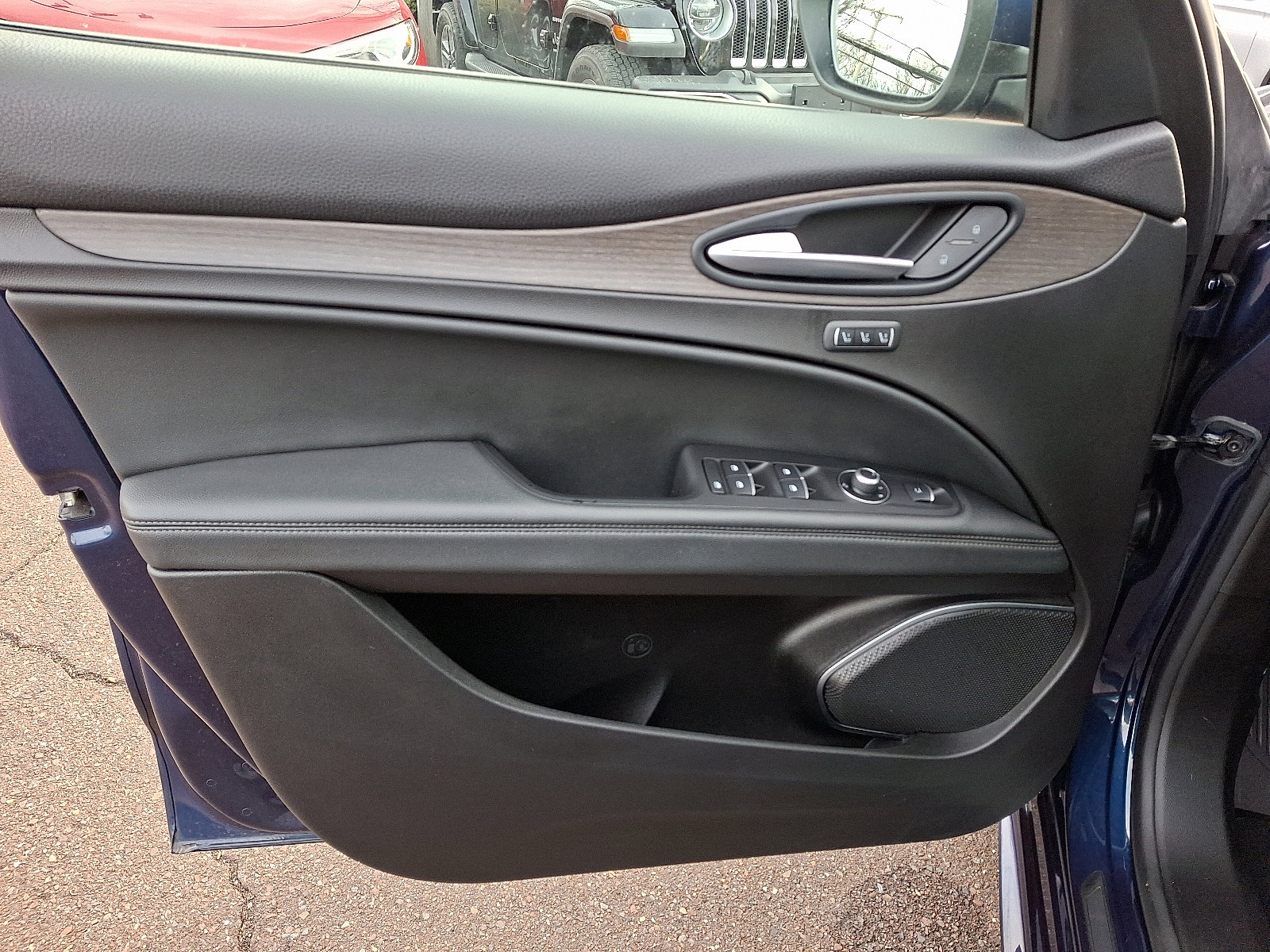 Used 2021 Alfa Romeo Stelvio Ti w/ Nero Edizione image 13