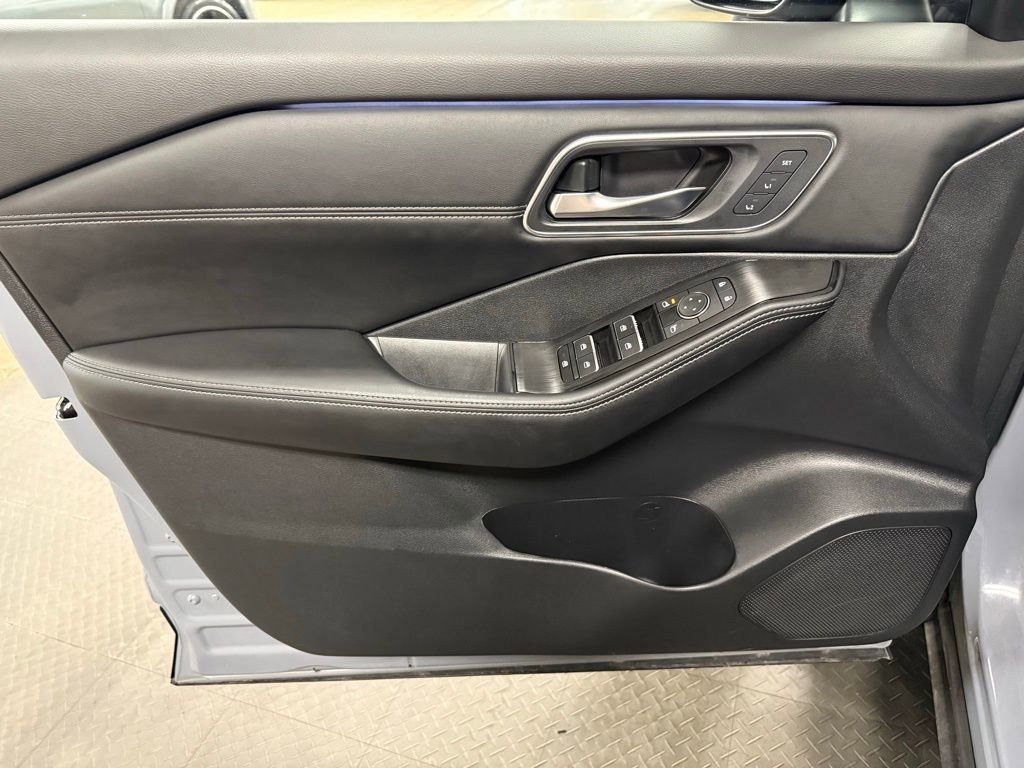 Used 2024 Nissan Rogue Platinum w/ Platinum Premium Package image 8