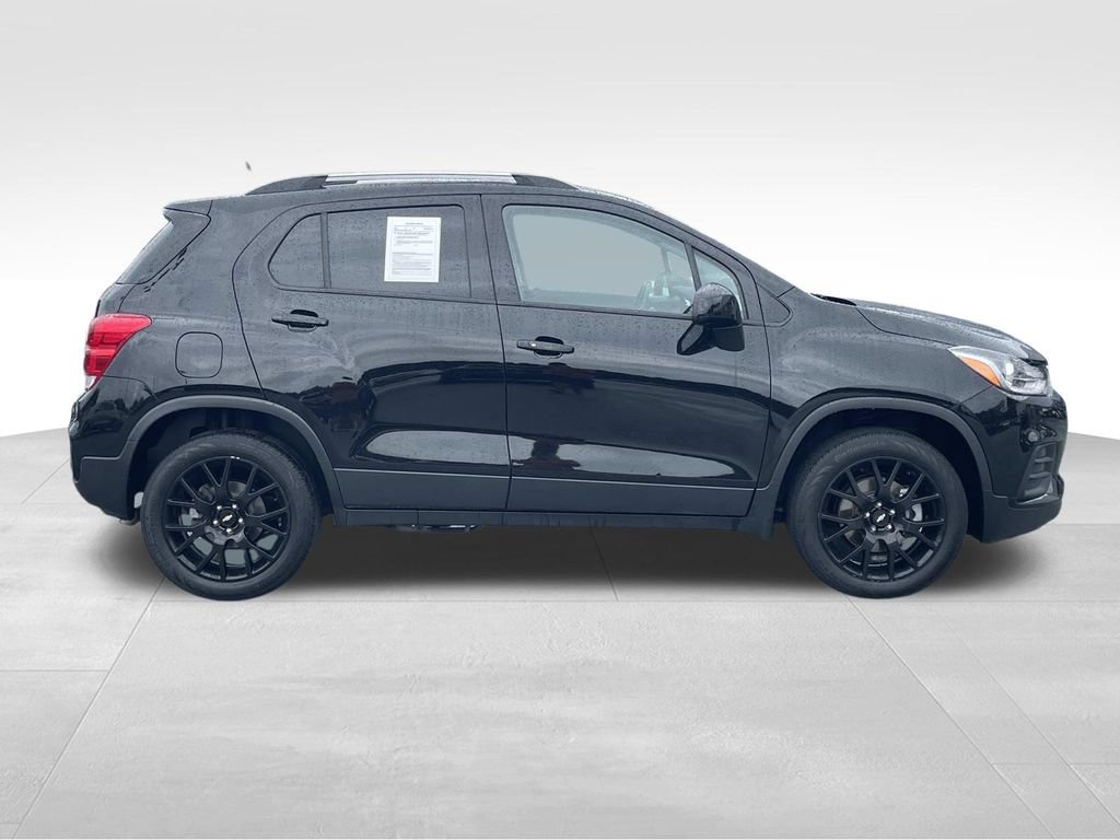Used 2022 Chevrolet Trax LT w/ Midnight Edition AWD/4WD image 2