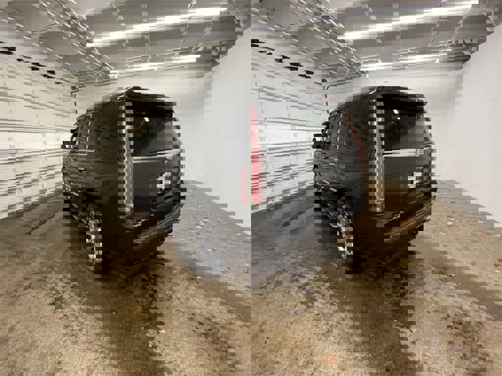 Used 2015 Cadillac Escalade Luxury image 4