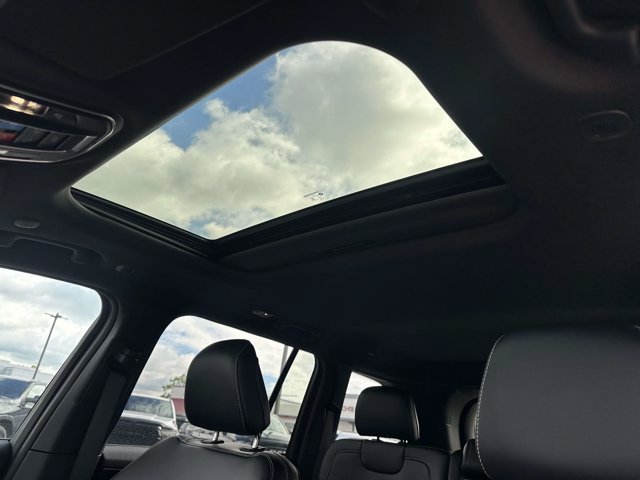 New 2026 Jeep Grand Cherokee Altitude AWD/4WD image 8